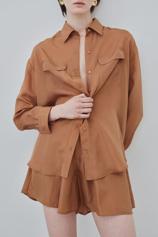 HERTH Tate silk shirt in Earth, crafted in Italy from GOTS-certified organic silk habotai. Available at ASSOLUTO boutique.