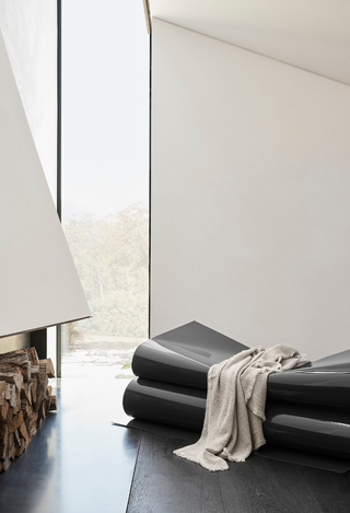 Society Limonta neutral throw blanket on designer bench — Italian home textiles at Assoluto Studio, mobile view.